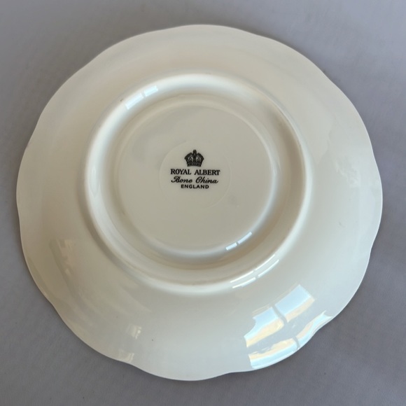 Royal Albert Bone China Tea Cup & Saucer Set Purple Violets Gold Trim - Picture 9 of 9